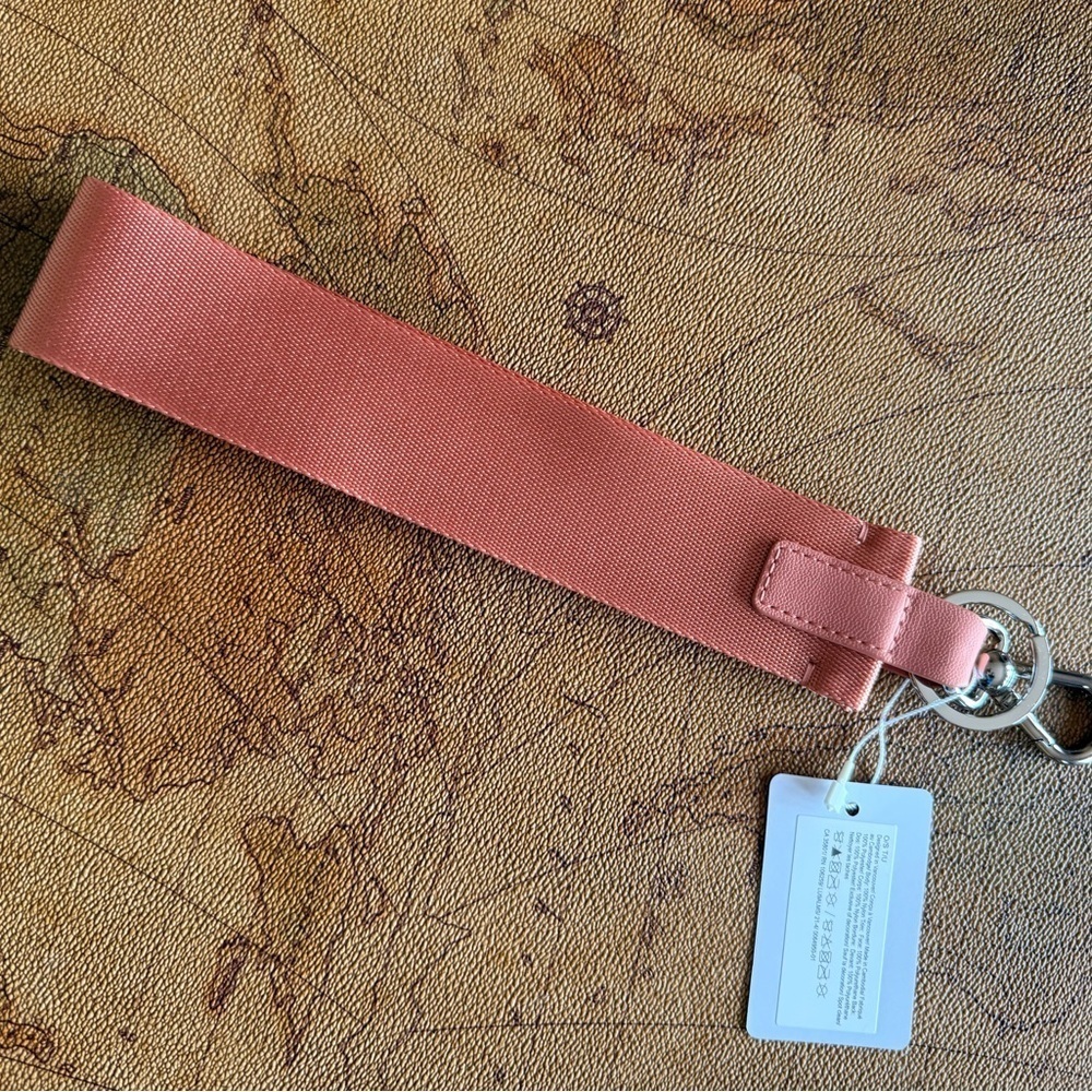 Lululemon NWT Never Lost keychain - Picture 5 of 5
